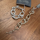Eliza Gracious quality affordable design led branded costume jewellery
Mis-shaped Chain Link Bracelet with a fastener & extra links for length
Available in Burnished matt Silver & Pale Gold EB0574