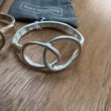 Eliza Gracious - Crossover Loop Expanding Bangle | Pale Gold