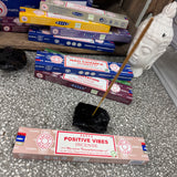 Satya most famous incense brands in the world - Hand rolled in India
15g Box of Satya of Incense Sticks
Approx 20cm in length and 10-12 sticks per box
Fragrance - Postive Vibes