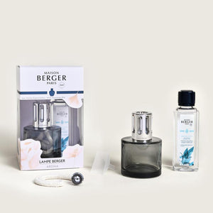 Maison Berger Aroma Gift Pack;
Grey hue glass lamp
250ml Aroma Happy fragrance - Aquatic freshness&nbsp;

NEW AW24