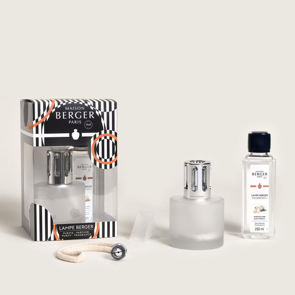 <h3><strong>Maison Berger Illusion Gift Set;</strong></h3> <h3><strong>Frosted glass lamp </strong></h3> <h3><strong>Dreams of Oriental - 250ml Black Angelica fragrance </strong></h3>