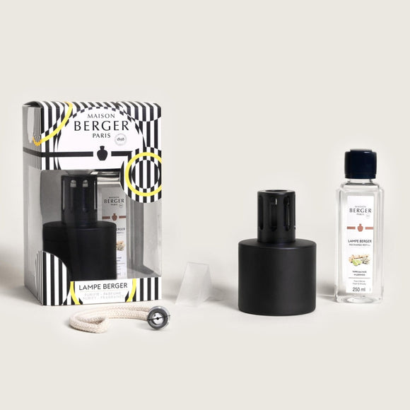 <h3><strong>Maison Berger Illusion Gift Set;</strong></h3> <h3><strong>Matt Black glass lamp </strong></h3> <h3><strong>Dreams of Oriental - 250ml Wilderness fragrance </strong></h3>
