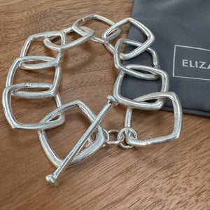 Eliza Gracious quality affordable design led branded costume jewellery

Chunky square link chain Bracelet with a T Bar fastener
Available in Burnished matt Silver &amp; Pale Gold EB0506