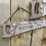 <h3>Saw Shaped Wooden Hanging Sign 30.5cm<br></h3> <h3>Quote -<span>&nbsp;</span><meta charset="utf-8">"You are the best Dad we ever <em>saw</em>"</h3> <p>&nbsp;</p>