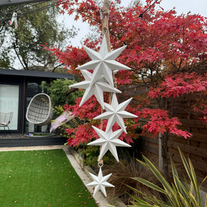 Hanging White Distressed Metal Stars 88cm in length approx.
Thick jute rope with 5 stars hanging at different lengths&nbsp;