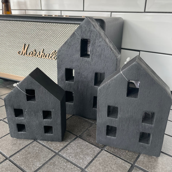 Add texture and character to the home with this rustic house made sustainably from Mango Wood. A beautifully carved decoration with visible wood grain. Available in 3 sizes; small 12cm, medium 15cm & large 20cm