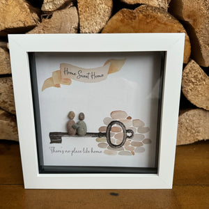 <p><em><strong>Pebble Art by La De Da Living&nbsp;</strong></em></p> <p><em><strong>Award winning keepsake gifts - Handmade in the Cotswolds&nbsp;</strong></em></p> <h3><br></h3> <h3>Framed Pebble Art - Midi White block square frame 17.5cm</h3> <h3>'Home Sweet Home - There's no place like home'</h3>