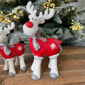 Christmas Ceramic Red jumper and grey scarf Standing Reindeers&nbsp;
Available in 3 sizes; Small 11.5cm, Medium 16cm &amp; Large 20.5cm



Festive and cute decoration for your home this Christmas. White ceramic Reindeers with a red button nose, wearing Red jumper with a snowflake and a grey/red striped scarf.