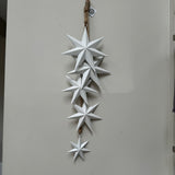 Hanging White Distressed Metal Stars 88cm in length approx.
Thick jute rope with 5 stars hanging at different lengths&nbsp;