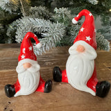 Christmas Ceramic Sitting Gonk with a Red body, red hat with white stars and a long white beard and button nose&nbsp;
Available in 2 sizes; Small 9cm &amp; Large 12cm