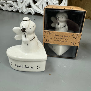 Cute White ceramic Fairy holding a silver wand in a heart shape pot
Quote on the heart pot base 'Tooth Fairy'&nbsp;
Send with love Gift box&nbsp;