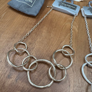 Eliza Gracious quality affordable design led branded costume jewellery

Short chain Necklace with beaten effect Circles linked together&nbsp;

Available in Burnished Matt Silver &amp; Pale Gold EN1016