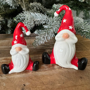 Christmas Ceramic Sitting Gonk with a Red body, red hat with white stars and a long white beard and button nose&nbsp;
Available in 2 sizes; Small 9cm &amp; Large 12cm