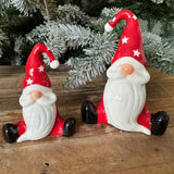 Christmas Ceramic Sitting Gonk with a Red body, red hat with white stars and a long white beard and button nose&nbsp;
Available in 2 sizes; Small 9cm &amp; Large 12cm