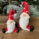 Christmas Ceramic Sitting Gonk with a Red body, red hat with white stars and a long white beard and button nose&nbsp;
Available in 2 sizes; Small 9cm &amp; Large 12cm