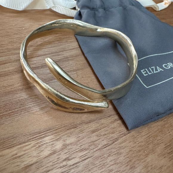 Eliza Gracious - Crossover Bangle | Pale Gold