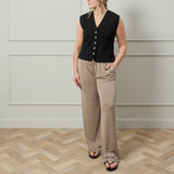 Chalk - Leona straight leg Pant, side pockets &amp; drawstring waist&nbsp;
Colour - Fawn

NEW SS25

Designed in the UK.&nbsp; Designed for Living.