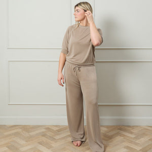 Chalk - Kirsty neat boxy short sleeved Top with cuff detail
Colour - Fawn

NEW SS25

Designed in the UK.&nbsp; Designed for Living.