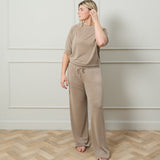 Chalk - Leona straight leg Pant, side pockets &amp; drawstring waist&nbsp;
Colour - Fawn

NEW SS25

Designed in the UK.&nbsp; Designed for Living.