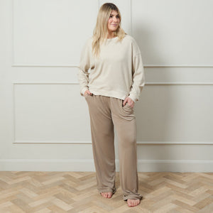 Chalk - Leona straight leg Pant, side pockets &amp; drawstring waist&nbsp;
Colour - Fawn

NEW SS25

Designed in the UK.&nbsp; Designed for Living.