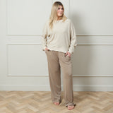 Chalk - Leona straight leg Pant, side pockets &amp; drawstring waist&nbsp;
Colour - Fawn

NEW SS25

Designed in the UK.&nbsp; Designed for Living.