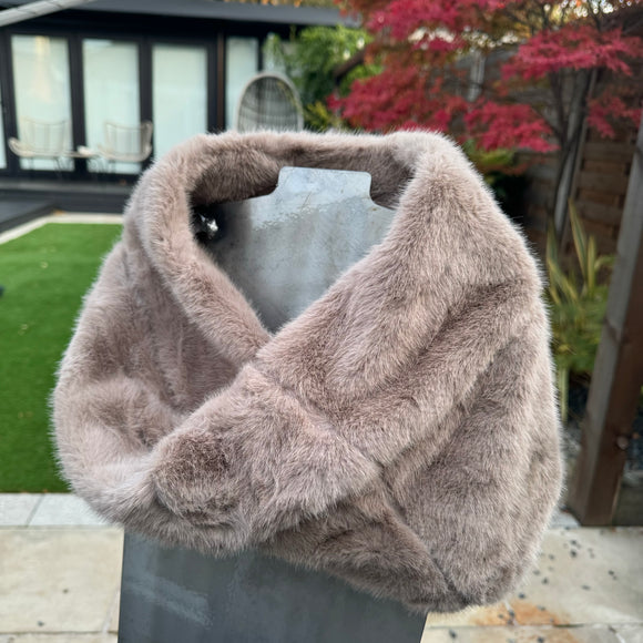 Eliza Gracious - quality affordable design led branded costume jewellery.

Super soft Faux Fur Snood / Collar
Colour - Taupe