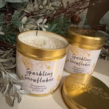 Christmas - Elegance Collection&nbsp;
Tin Candle 50hr burn time - White with images of gold pine cones, snowflake, stars..
Fragrance with white sprinkles of tiny gems &amp; gold glitter for that pretty finishing touch;&nbsp;
Sparkling snowflakes - Fresh aromas of Bergamot, Sandalwood &amp; Neroli