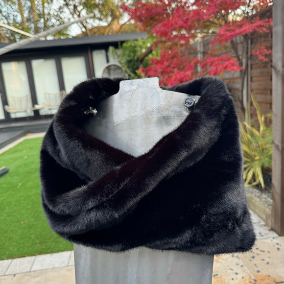 Eliza Gracious - quality affordable design led branded costume jewellery.

Super soft Faux Fur Snood / Collar
Colour - Black