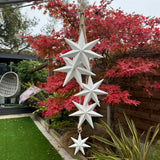 Hanging White Distressed Metal Stars 88cm in length approx.
Thick jute rope with 5 stars hanging at different lengths&nbsp;