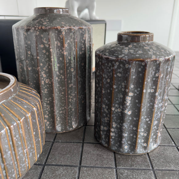 Grey gloss Ribbed stripe vases with a brown tone and speckled pattern all the way round
Available in 2 sizes; Small H18cm & Large H22cm 