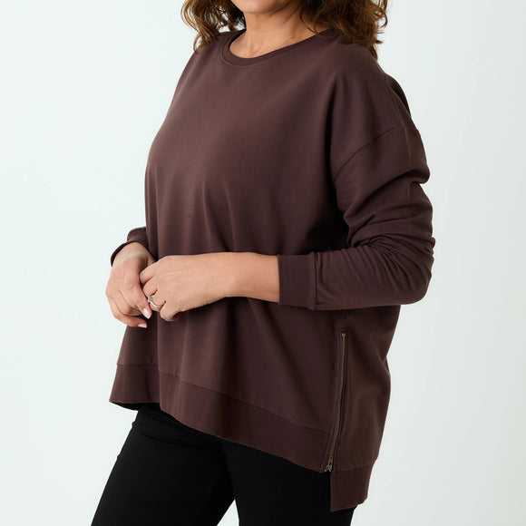 Dreams London
Zip detail Plain Sweatshirt 
Colour - Chocolate brown



Relaxed fit & drop shoulder sweatshirt with functional side zips for detail.