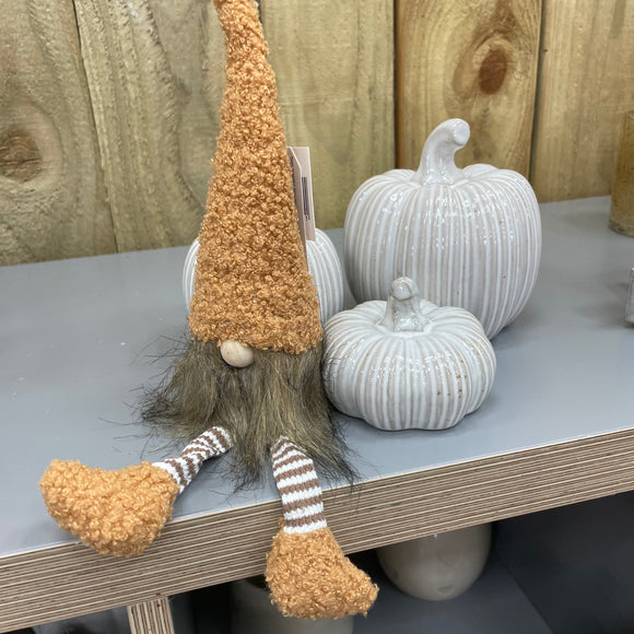 Cute caramel coloured sitting fabric gonk H28cm with a tall fuzzy hat, bushy beard, cute long striped legs & fuzzy booties. This gonk is stylish in a lovely toffee colour perfect for autumnal decor.