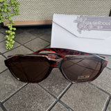 Eliza Gracious designer inspired Sunglasses UV400 protection Collection;


Mia square silhouette with rounded edges, semi transparent with small gold-tone emblem on the temples &amp; solid tinted lenses
Colour - Tortoiseshell&nbsp;