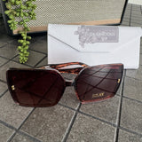 Eliza Gracious Sunglasses UV400 protection Collection;


Ella on trend square shaped transparent frame with the detail on the arm with designer inspired 'D' initial&nbsp;
Colour - Tortoiseshell Transparent