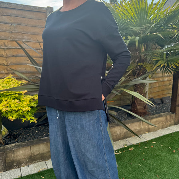 Dreams London
Zip detail Plain Sweatshirt 
Colour - Black



Relaxed fit & drop shoulder sweatshirt with functional side zips for detail.