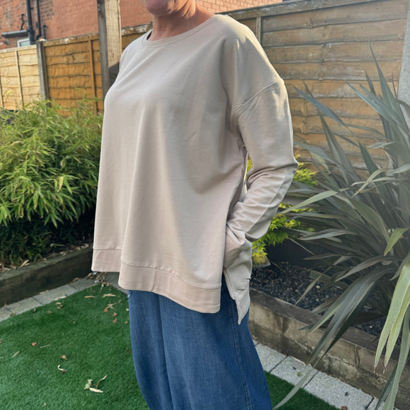 Dreams London
Zip detail Plain Sweatshirt 
Colour - Stone



Relaxed fit & drop shoulder sweatshirt with functional side zips for detail.