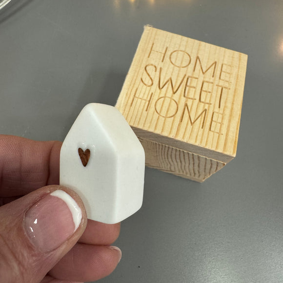 Radar  - Lucky Wooden Small Box 4.5cm;
Quote engraved on the lid - HOME SWEET HOME
Inside the Box - Ceramic white small house with a gold heart
