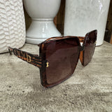Eliza Gracious Sunglasses UV400 protection Collection;


Ella on trend square shaped transparent frame with the detail on the arm with designer inspired 'D' initial&nbsp;
Colour - Tortoiseshell Transparent
