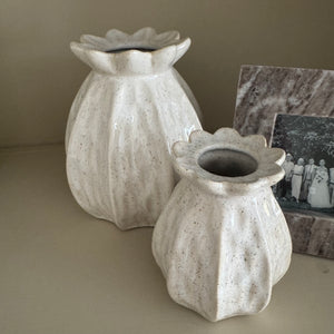 Cream ribbed Poppy Seed Vases (similar in style to our Lillian collection)&nbsp; &nbsp;
Available in two sizes - Small H13cm &amp; Large H18cm&nbsp;