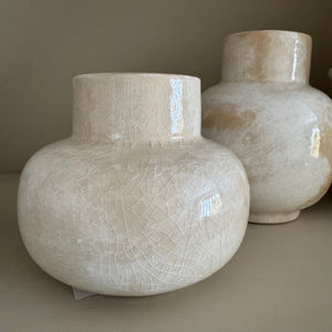 Neutral soft tone Marbled effect Glazed Small Ceramic Vases&nbsp;&nbsp;
Available in two sizes; Small H11cm &amp; Large H13cm&nbsp;