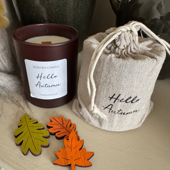 Hello Autumn' Scented Candle with wooden wick 
Soy Candle with Wooden wick in rich brown glass jar and presented in a hessian bag
Approx 36 hours Burn Time
Fragrance - Pumpkin Spice 