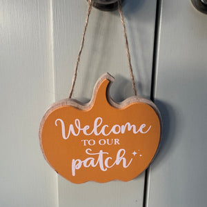 Add this sign to your Autumnal wreath in the centre; Orange Wooden Pumpkin shaped hanging quotable sign 10cm
Quote in white text - 'Welcome to our Patch'&nbsp;