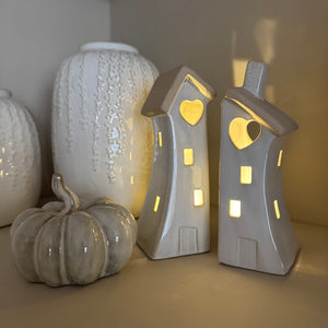 Stone Glazed Ceramic Light up Houses with heart detail
LR44 Battery operated that can be replaced&nbsp;

Available in 2 sizes/shapes: Small split houses H17cm &amp; Large joint H21.5cm