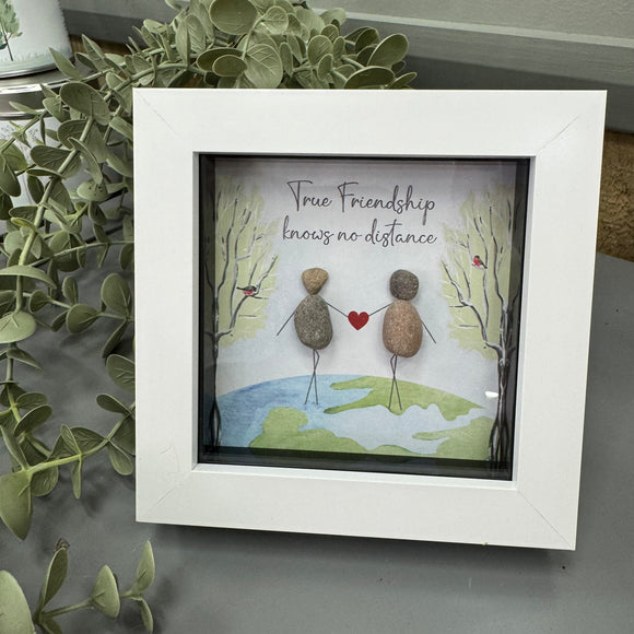 Mini Framed Pebble Art - White block square frame 12.5c
Image - 2 pebble friends stood on earth holding hands with a heart.
Quote - 'True Friendship knows no distance' 