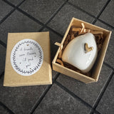 Belly Button Designs -&nbsp;Signature Collection
3D White glazed Porcelain Shaped Token - 4cm Bud Vase with small gold heart
Presented in a brand Kraft box with the quote - 'If friends were flowers I'd pick you'