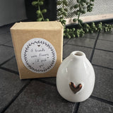 Belly Button Designs -&nbsp;Signature Collection
3D White glazed Porcelain Shaped Token - 4cm Bud Vase with small gold heart
Presented in a brand Kraft box with the quote - 'If friends were flowers I'd pick you'