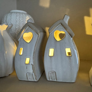 Stone Glazed Ceramic Light up Houses with heart detail
LR44 Battery operated that can be replaced
Bulbous Wide split Houses H14cm&nbsp;
