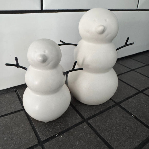 Christmas Ceramic White Snowmen with metal twig arms 
Available in 2 sizes - Small H8.5cm & Large H11.2cm 