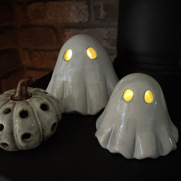 White Ceramic Glazed Ghost LED Decoration with light coming through the eye holes

Available in 2 sizes: Small 9cm & Large 10cm