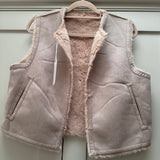 Accessories by Park Lane
Reversible faux suede and faux fur Vest Gilet with two side pockets &amp; hook-and-eye closures.
Colour - Candid Ginger / Beige&nbsp;
SC2110